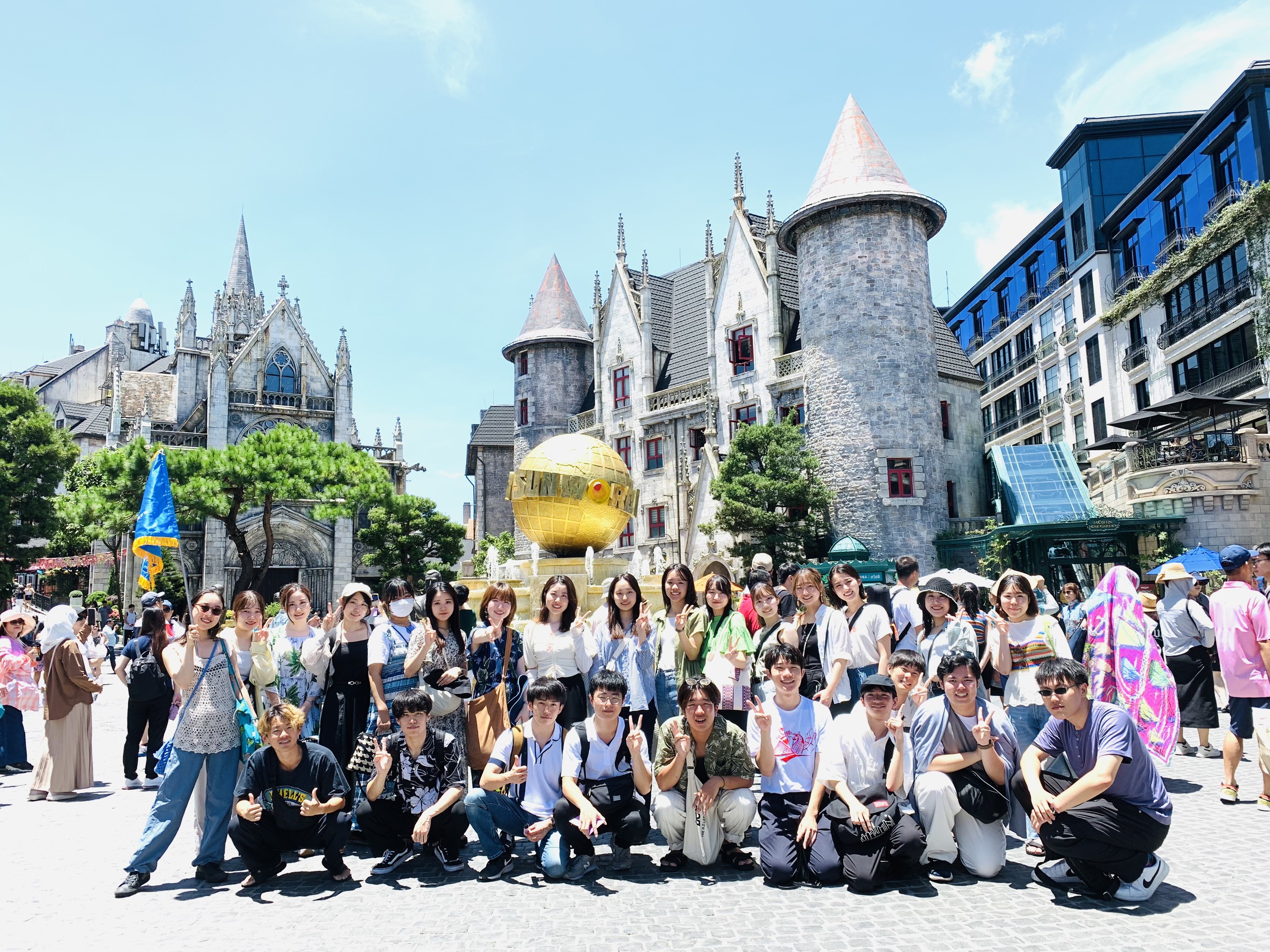 Du khách thưởng ngoạn tại điểm ngắm cảnh Bà Nà Hills