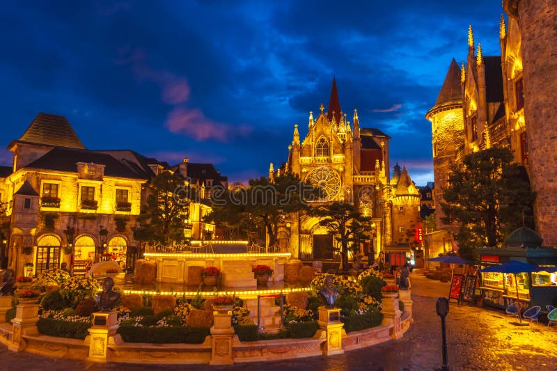 Quảng trường trung tâm với nhà thờ vào buổi tối